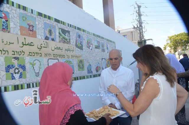 كفرقاسم - فيديو : الرئيس عادل بدير يدشن اللوحة الفنية من ابداعات الأمهات في بيت المسنين وطلاب الزهراء الابتدائية 